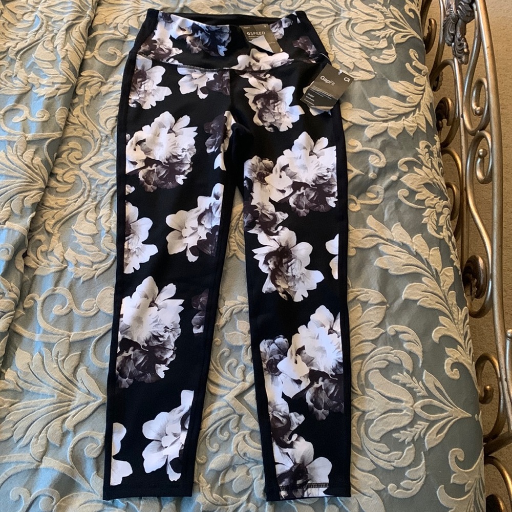 NWT Black and White Floral Leggings Ankle Length High Rise Size Small
